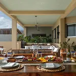 5Br Island Villa, Stunning Views, Saltwater Pool & Concierge